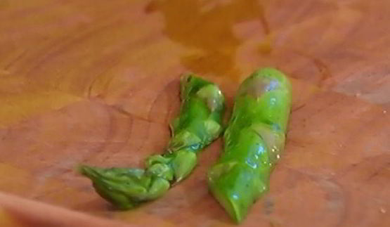 гамбургеры с горгонзолой и спаржей