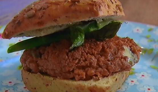 гамбургеры с горгонзолой и спаржей