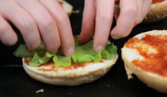 вегетарианский бургер с котлетой из маша