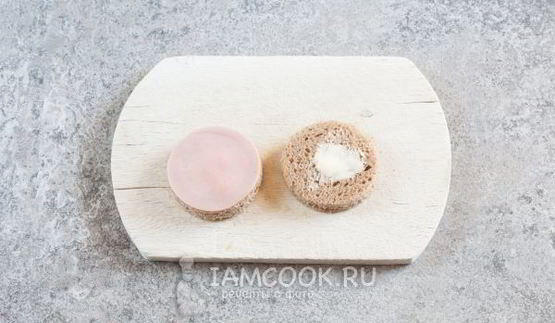 бутерброд обезьяна с сыром и колбасой