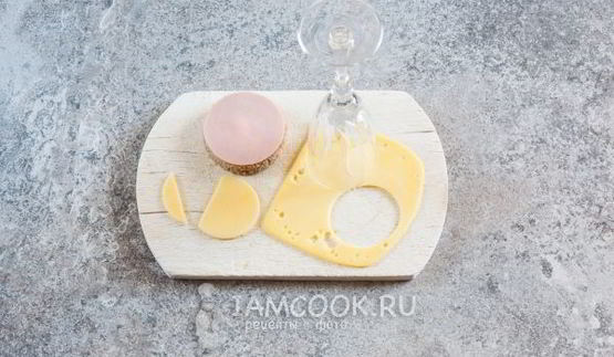 бутерброд обезьяна с сыром и колбасой