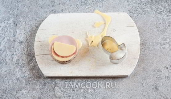 бутерброд обезьяна с сыром и колбасой