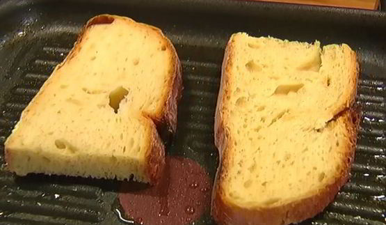 бутерброд с семгой, авокадо и беконом