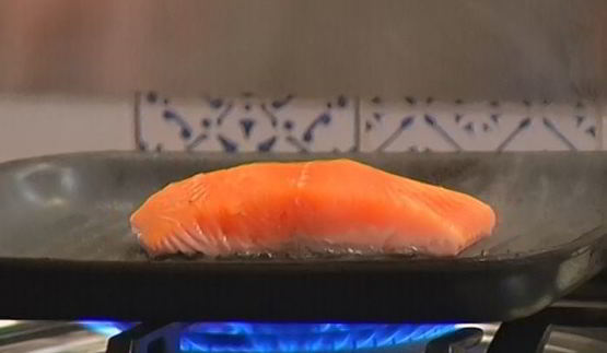 бутерброд с семгой, авокадо и беконом