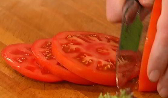 бутерброд с семгой, авокадо и беконом