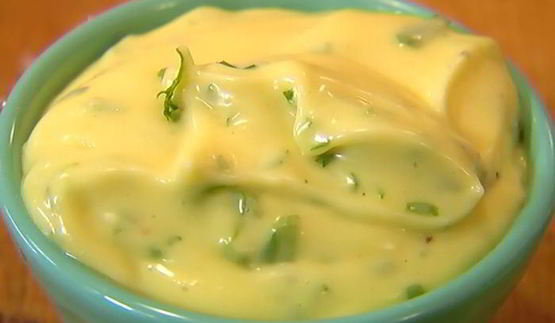 бутерброд с семгой, авокадо и беконом