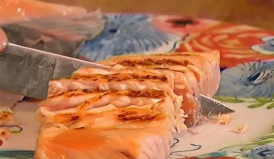 бутерброд с семгой, авокадо и беконом