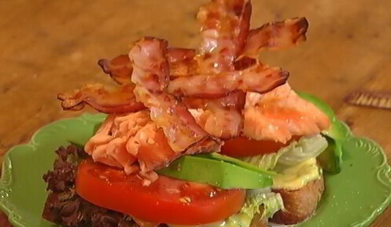 бутерброд с семгой, авокадо и беконом