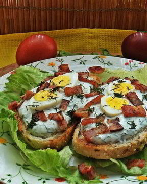 Бутерброд с яйцом и беконом