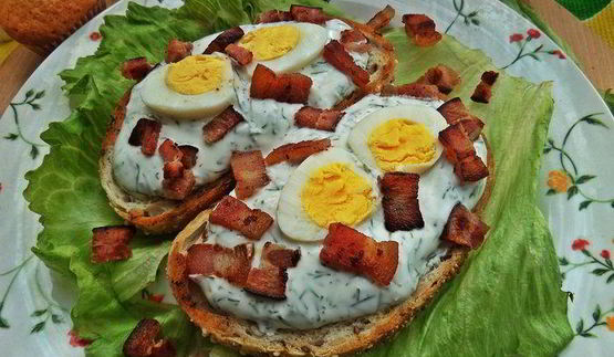 бутерброд с яйцом и беконом
