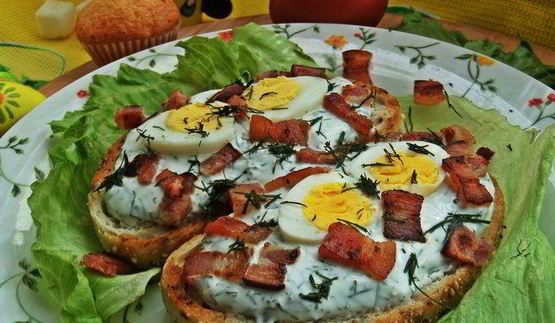 бутерброд с яйцом и беконом