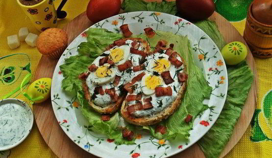 бутерброд с яйцом и беконом