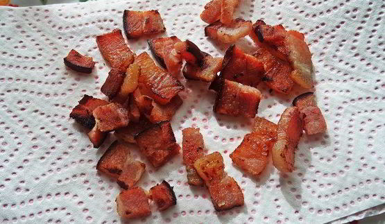 бутерброд с яйцом и беконом