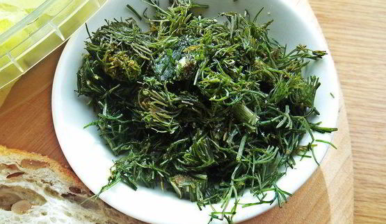 бутерброд с яйцом и беконом