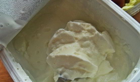 бутерброд с яйцом и беконом