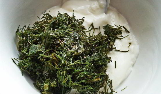 бутерброд с яйцом и беконом