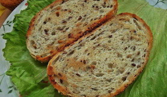 бутерброд с яйцом и беконом