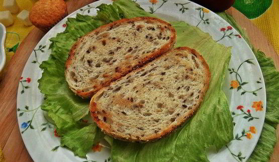 бутерброд с яйцом и беконом