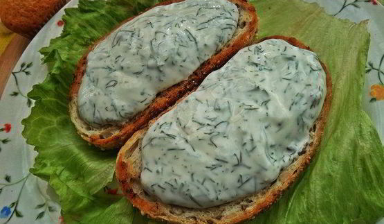 бутерброд с яйцом и беконом