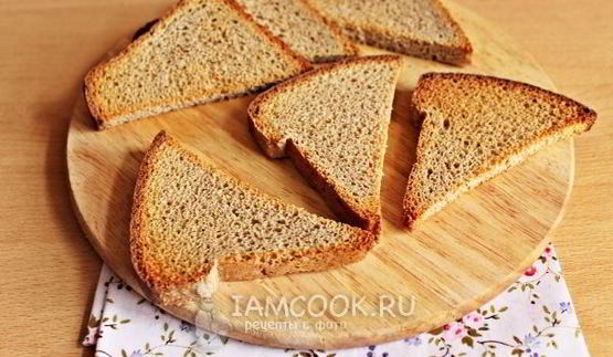 бутерброд со шпротами и соленым огурцом