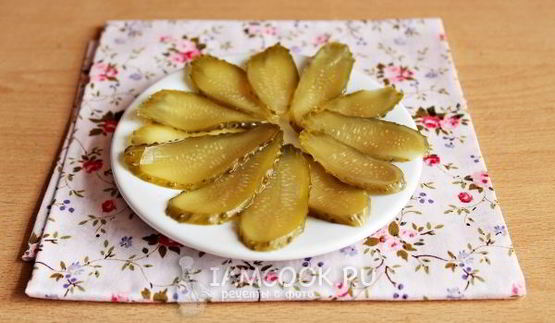 бутерброд со шпротами и соленым огурцом