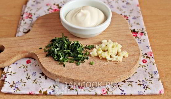 бутерброд со шпротами и соленым огурцом