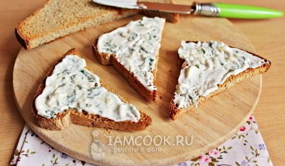 бутерброд со шпротами и соленым огурцом