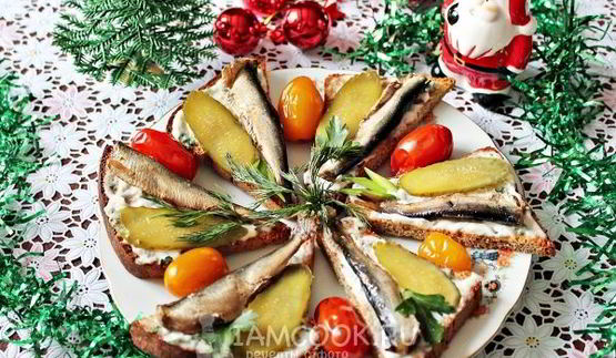 бутерброд со шпротами и соленым огурцом
