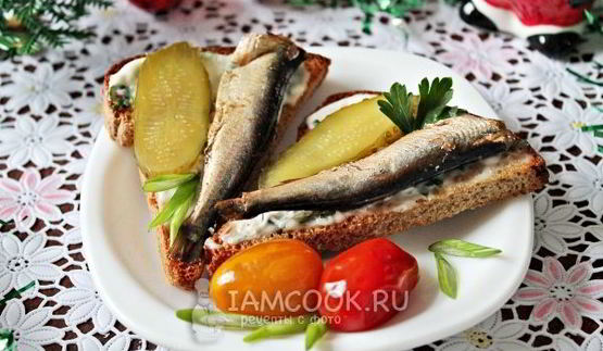 бутерброд со шпротами и соленым огурцом