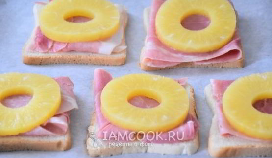 бутерброды с ананасом, ветчиной и сыром