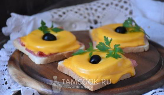 бутерброды с ананасом, ветчиной и сыром