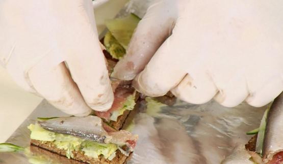 бутерброды с килькой