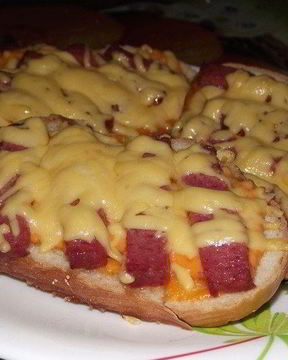 Бутерброды с колбасой жареные