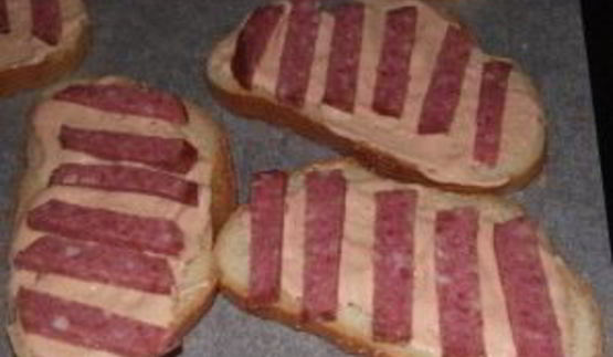 бутерброды с колбасой жареные