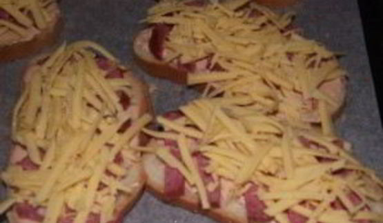 бутерброды с колбасой жареные