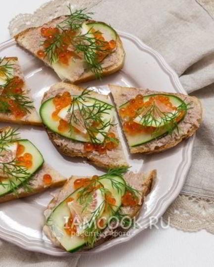 Рецепт бутербродов с красной икрой и печенью трески