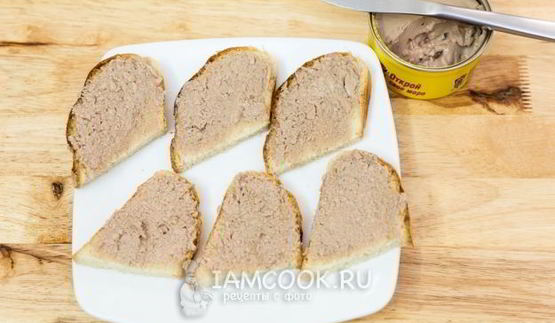 бутерброды с красной икрой и печенью трески