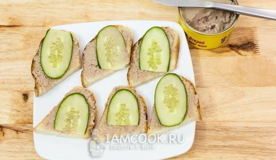 бутерброды с красной икрой и печенью трески