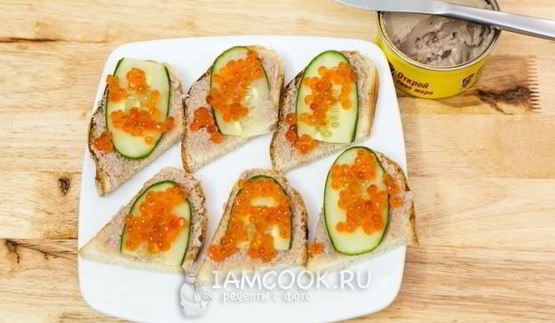 бутерброды с красной икрой и печенью трески