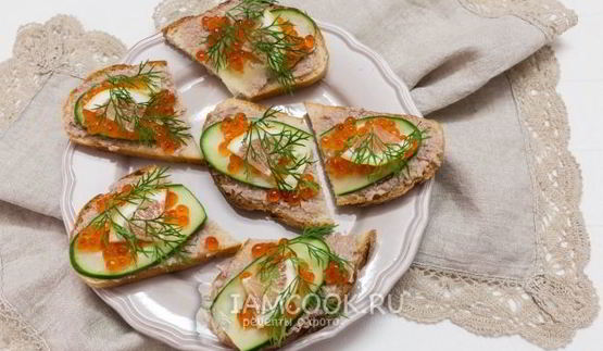 бутерброды с красной икрой и печенью трески