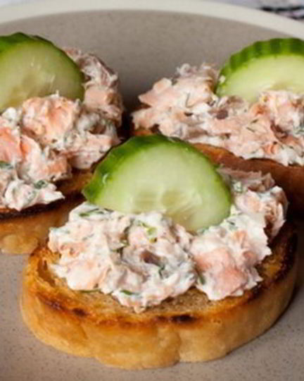 Рецепт бутербродов с сыром, лососем и огурцом