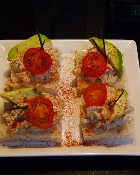 Бутерброды с тунцом и авокадо