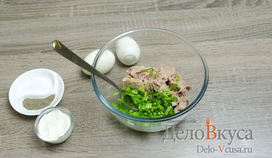 бутерброды с тунцом, яйцом и зеленым луком