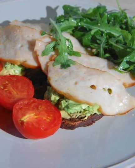 Рецепт бутербродов с ветчиной, помидорами-гриль и руколой