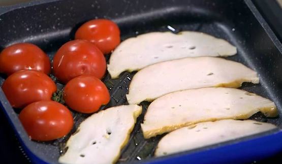 бутерброды с ветчиной, помидорами-гриль и руколой