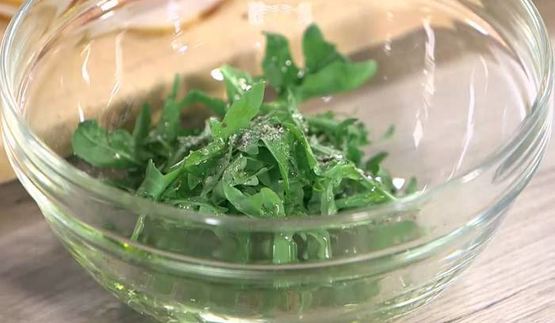 бутерброды с ветчиной, помидорами-гриль и руколой