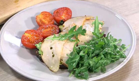 бутерброды с ветчиной, помидорами-гриль и руколой