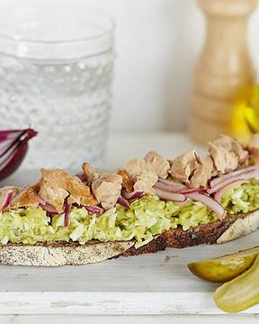 Бутерброды с яйцами, печенью трески и авокадо