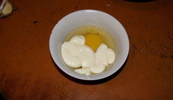 бутерброды с яйцом, майонезом, чесноком и сыром