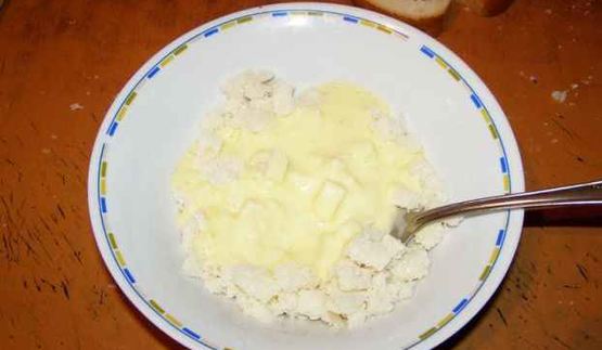 бутерброды с яйцом, майонезом, чесноком и сыром